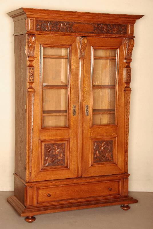 BÜcherschrank, deutsch, um 1895, Jugendstil, Korpus Weichholz, Eiche massiv, Eichefurnier, auf KugelfÜßen, schwere Fußelsite, 1 Schublade, ...