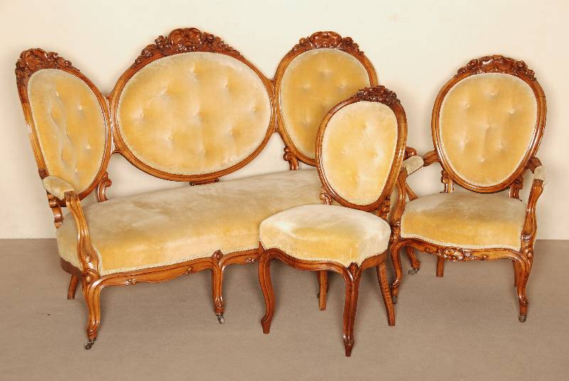 Große Sitzgarnitur, deutsch, um 1860/70, bestehend aus 3-sitzer Sofa, 3 Sesseln und 2 Armlehnsesseln, Louis-Philippe, Nußbaum massiv , ...