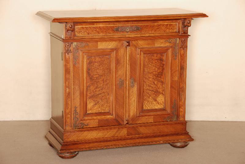 Kleine Anrichte, deutsch, um 1870, GrÜnderzeit, Korpus Weichholz, Wurzelnuß furniert, auf gedrÜckten KugelfÜßen, schwere Fußleiste, ...
