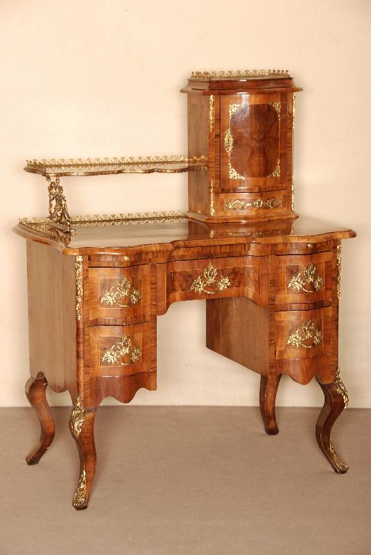 Damenschreibtisch, deutsch, um 1870, Dresdner Barockstil, Korpus Weichholz und Nußbaum massiv, mit ausgesuchtem Nußbaum- bzw. Obstholzfurnier, ...