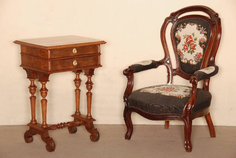NÄhtisch, deutsch, um 1870, GrÜnderzeit, Korpus Weichholz, Nußbaum furniert, Platte aufklappbar, 4 gedrechselte Hochbeine, verstrebt, ...