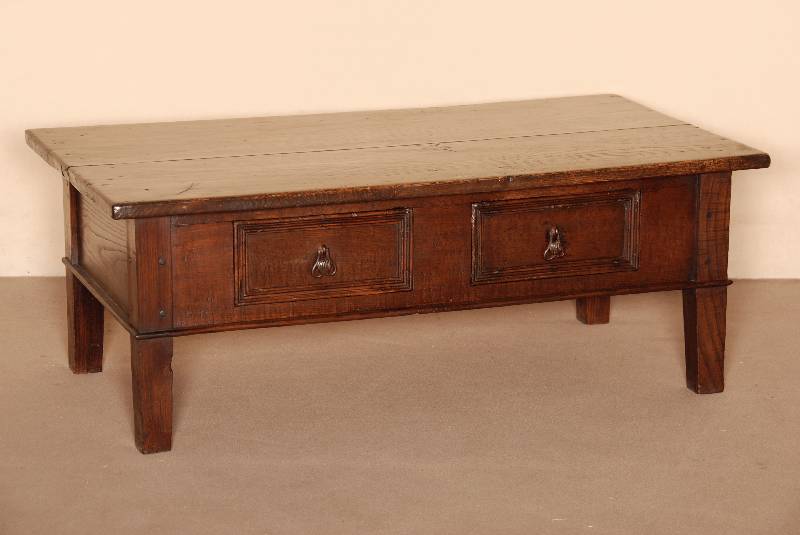 Couchtisch, Frankreich, um 1760, Eiche massiv, eckige Beine, sehr breite Zarge mit 2 Schubladen, ursprÜnglich ein Kassentisch, Beine gekÜrzt, ...