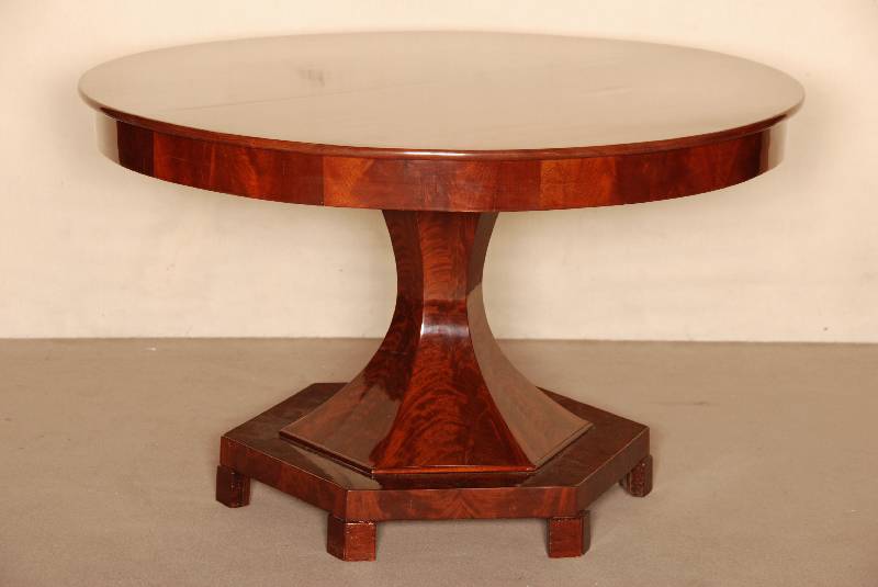 Biedermeiertisch, deutsch, um 1850, Korpus Weichholz, z.T. Eiche massiv, mit Pyramidenmahagonifurnier, prismenfÖrmiger Fuß, 8-eckig, Tisch ...
