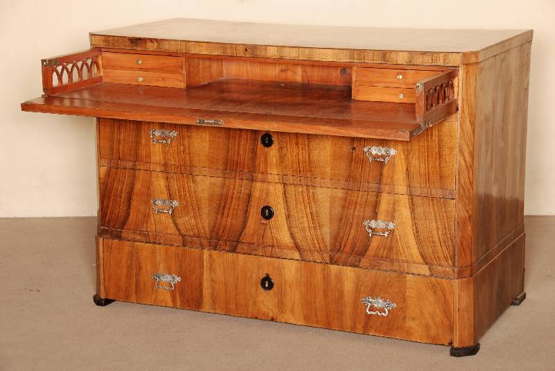Große Schreibkommode, deutsch, um 1820, Biedermeier, Korpus Weichholz, Nußbaumfurnier, auf gedrÜckten eckigen FÜßen, abgeschrÄgte Ecken, ...