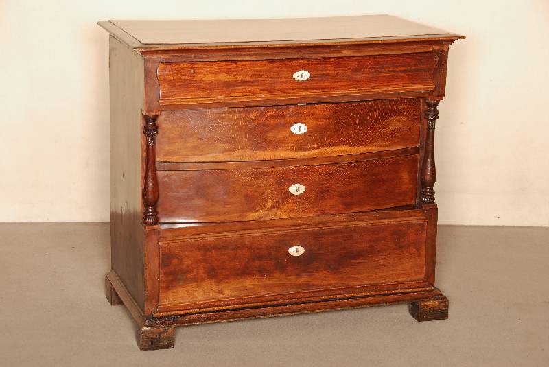 Kommode, deutsch, um 1830, mahagonifarbenes Buchenholz, 4-schÜbiger gerader Korpus mittlere Schublade nach vorne gebaucht, flankiert von ...
