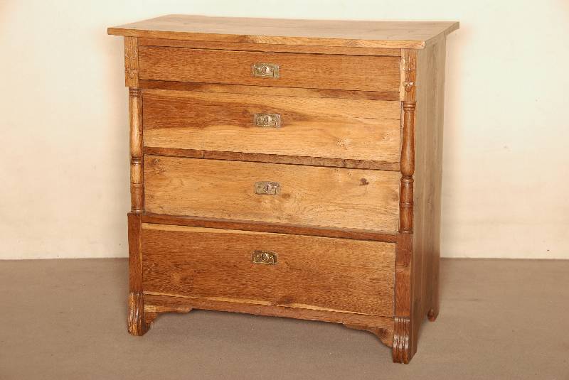 Kommode, deutsch, um 1890, Eiche massiv, 4-schÜbig, gerader Korpus Lisenen mit vorgesetzten HalbsÄulen, Kerbschnitzereien, restauriert, ...