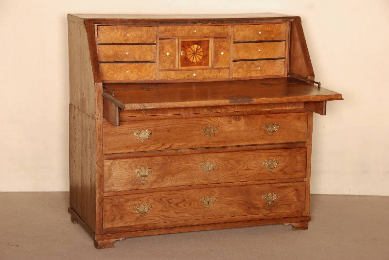 SchrÄgklappensekretÄr, deutsch, um 1800, Eiche massiv, auf BracketfÜßen, hinter der SchrÄgklappe Innenleben mit vielen Schubladen und ...
