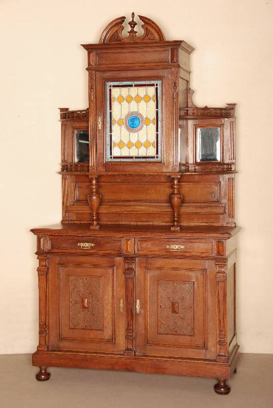 Aufsatzbuffet, Flandern um 1880, Eiche massiv, auf KugelfÜßen, Lisenen unten in konischer Form, leicht geschuppt, Aufsatz getragen von 2 ...
