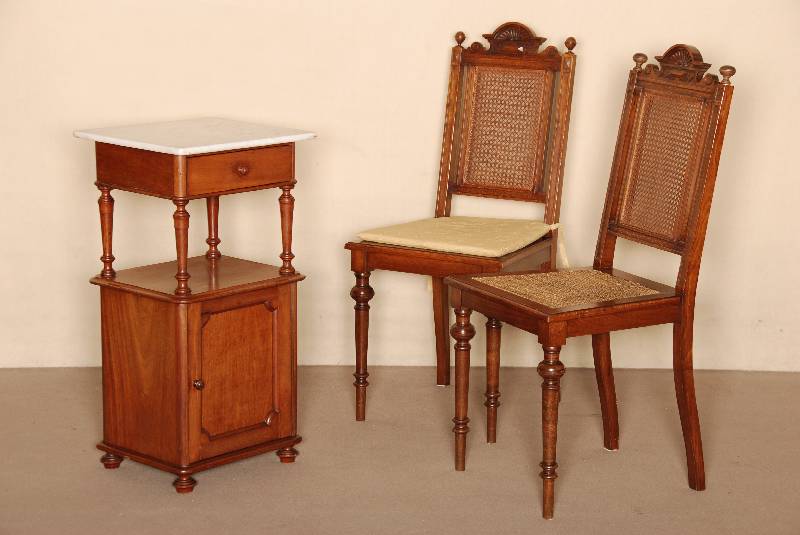 NachtschrÄnkchen, deutsch, um 1880, GrÜnderzeit, Korpus Weichholz, Nußbaum furniert, auf gedrÜckten KugelfÜßen, obere Schublade getragen von ...