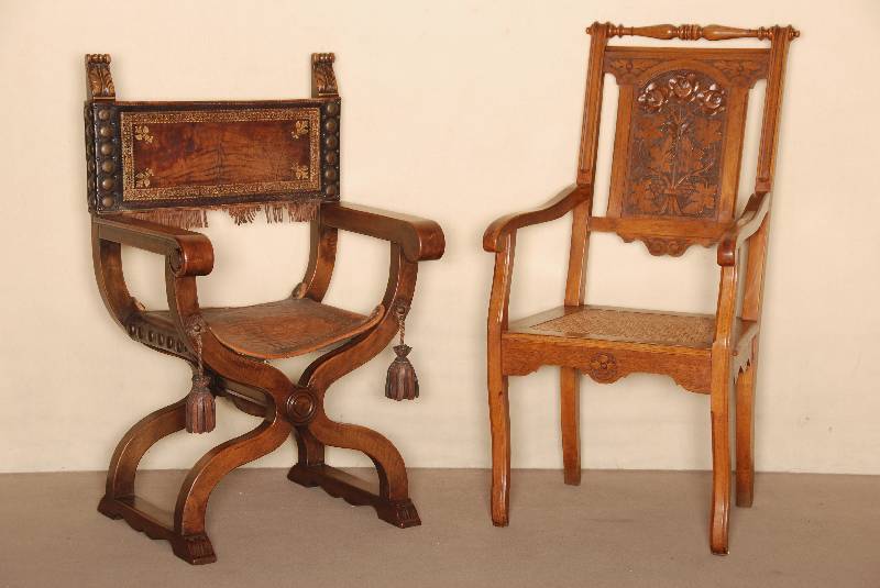 Scheren- bzw. Luthersessel, deutsch, um 1860 , Nußbaum massiv, RÜckenlehne und SitzflÄche mit dickem geprÄgtem BÜffelleder, dekorative ...