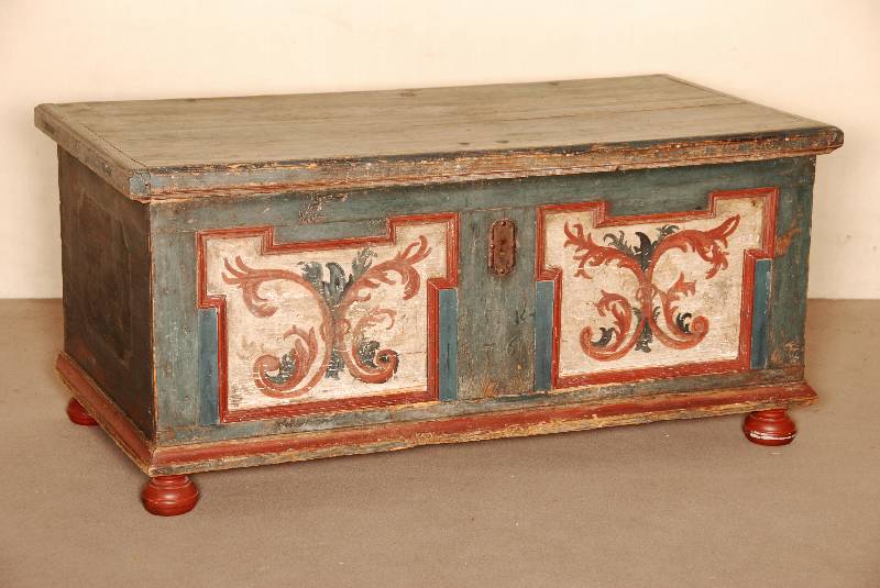 Bauerntruhe, sÜddeutsch/Österreich, datiert 1760, Weichholz bemalt, auf gedrÜckten KugelfÜßen, FÜllungen mit Leistenverzierung, Schloß, ...