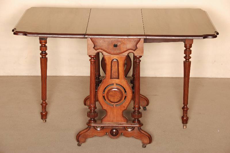 Klapptisch, deutsch, um 1880, GrÜnderzeit, Mahagoni massiv, auf gedrechselten Beinen, kanneliert, Platte beidseitig aufklappbar, Zarge mit ...
