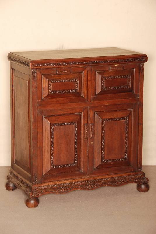 Halbschrank, Asien, um 1920, Teakholz massiv, auf KugelfÜßen, Fußleiste geschnitzt, mit Blattdekor, 2 TÜren, hervorgesetzte FÜllungen, ...