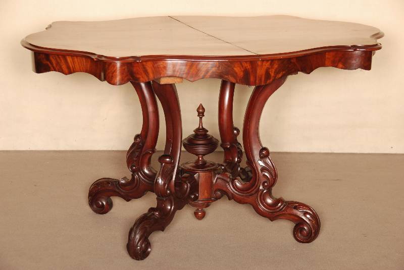 Ausziehtisch, Holland, um 1860, Wilhelm III, Mahagoni massiv, auf 4 eckig gebogenen Beinen, leicht abgerundet, 4-fach ausladend, dekoriert mit ...