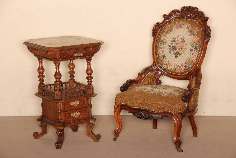 Prunktischchen, deutsch, um 1870/80, GrÜnderzeit, Korpus Weichholz, Eiche furniert, z.T. massiv, auf gebogenen Beinen, Ecken allseitig profiliert ...