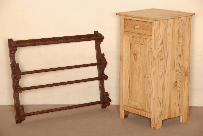 Tellerboard, Friesland, um 1870, Eiche massiv, Front und Seiten gekrebt und geschnitzt, Tellerhalterungen mit Akanthusblattschnitzereien, stabil, ...