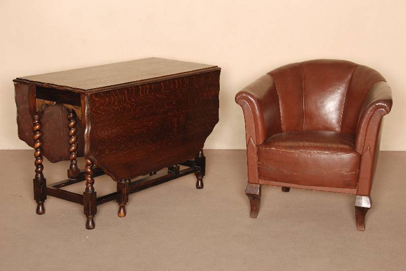 Ledersessel, deutsch, um 1920, ArtDeco, Eiche massiv, gebogene Beine, Rindsleder mit starken Gebrauchsspuren, FÜße mit Schwundrissen, ca. ...