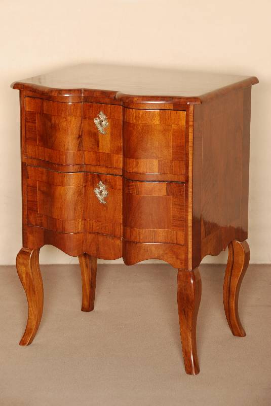 Kommode, deutsch, um 1880, Dresdner Barockstil, Korpus Weichholz/Hartholz, Nußbaum furniert, gespiegelt verlegt, gebogene Beine, 2-schÜbig, ...