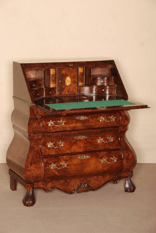 BarockstilsekretÄr, Holland, um 1920, Korpus Weichholz/Hartholz, Wurzelnußfurnier, z.T. gespiegelt, schÖnes Furnierbild, Kanten abgeflacht, ...