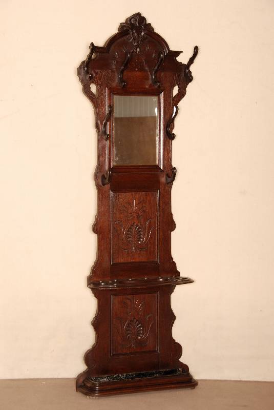 Garderobe, deutsch, um 1890, Eiche massiv, FÜllungen mit typischen Jugendstilschnitzereien, unten mit integriertem SchirmstÄnder, Traufschale ...