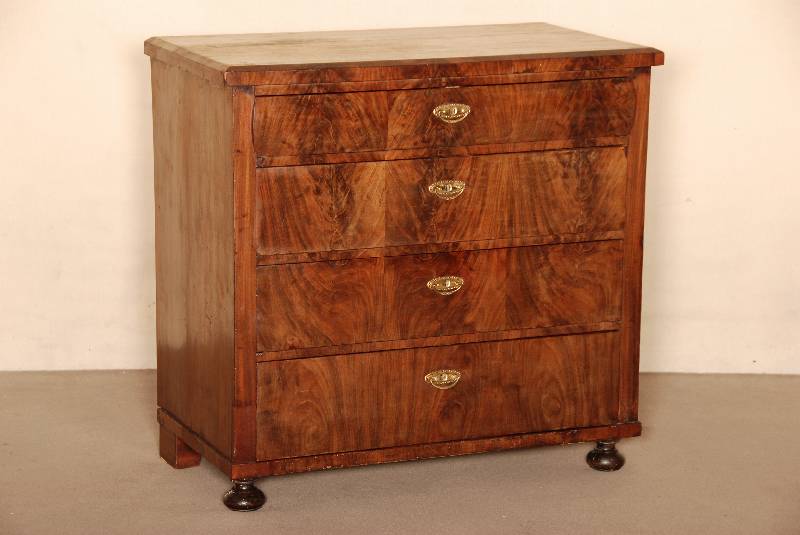 Kommode, deutsch, um 1830, Biedermeier, Korpus Weichholz, Mahagoni furniert, 4-schÜbig, obere Schublade leicht gebaucht, durchlaufendes Furnier, ...
