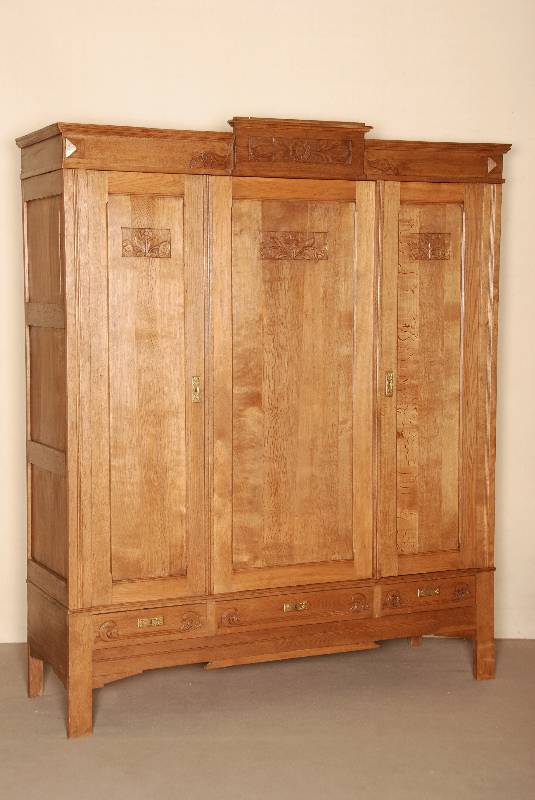 Gaderobenschrank, Flandern, um 1880, Eiche massiv, 3-tÜrig, Oberteil mit Flachschnitzereien, Kopfleiste 4-fach gestuft, unten mit Schubladen, ...