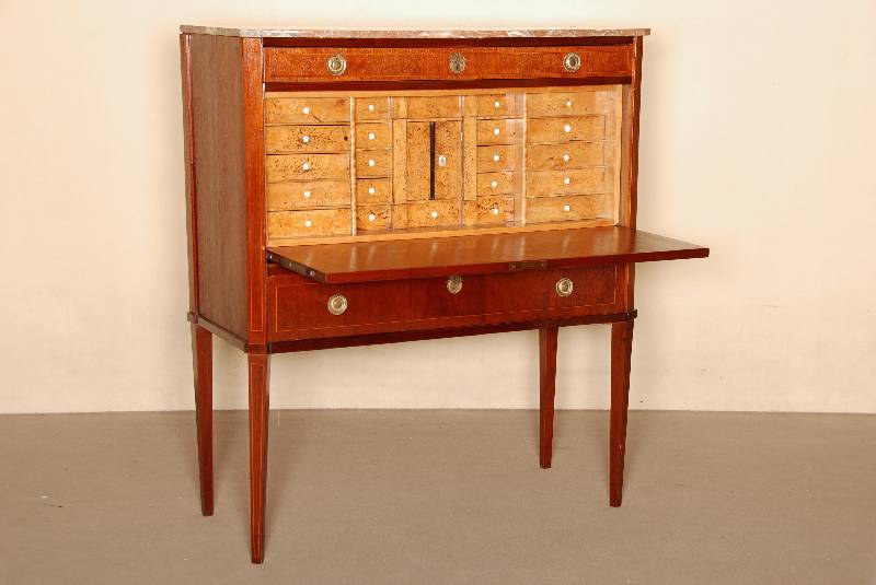 Empire-Schreibschrank, um 1810, Mahagonifurnier, mit Fadenintarsien, auf langen Spitzbeinen stehend, gerader Korpus mit 2 Schubladen und ...
