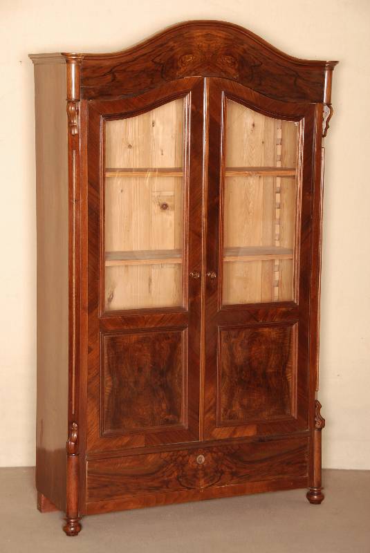 BÜcherschrank, deutsch, um 1870, Louis -Philippe, Korpus Weichholz, Nußbaumfurnier, ein Schubfach, 2 TÜren verglast, abgeschrÄgte Ecken, in ...
