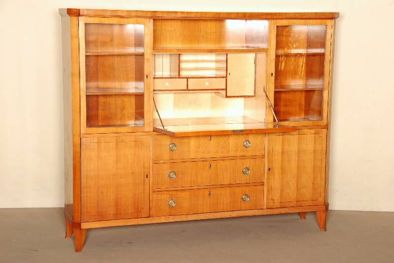 BÜcherschrank, deutsch, um 1925, Korpus Weichholz, Kirschbaumfurnier, auf gebogenen Spitzbeinen, Ecken abgeschrÄgt, 4-tÜrig, 2 TÜren verglast, ...