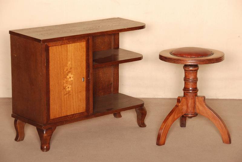 WandschrÄnkchen, deutsch, um 1910, Korpus Weichholz, Eichefurnier, BarockstilfÜße, TÜr mit hellem Nußbaumfurnier, mit eingelegtem ...