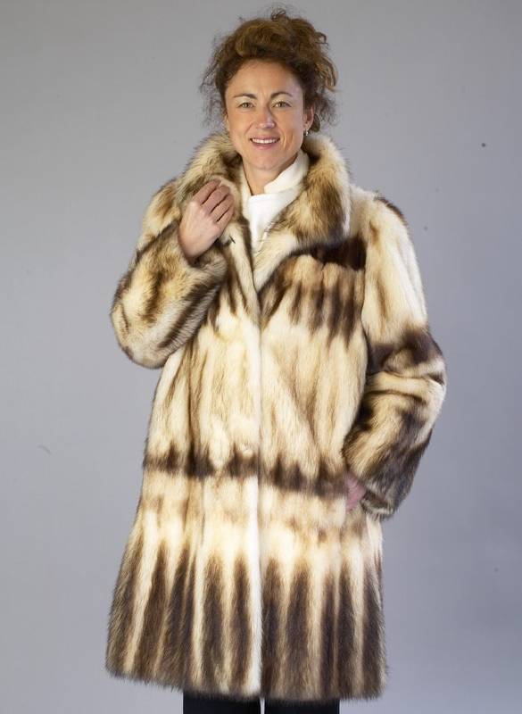 Iltis-Longjacke, Gr. ca. 40/42, braun-beige Felle, Kragen, beiges Innenfutter, 2 seitl. Einschubtaschen, RÜckenl. ca. 94 cm