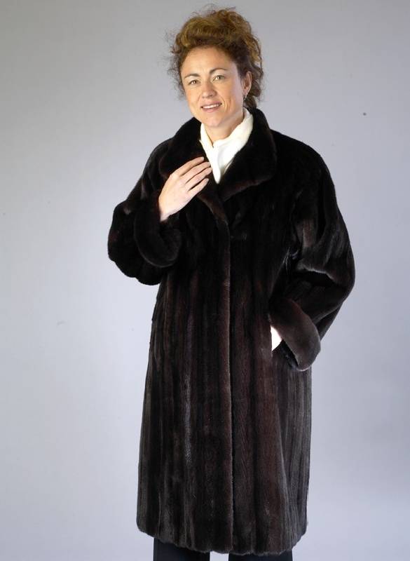 Dunkelbrauner Nerzmantel, Gr. ca. 38/40, Innenlabel KÜrschnerei Hartmann Ludwigshafen, schwarz-braunes Innenfutter, 2 seitl. Ein- schubtaschen, ...