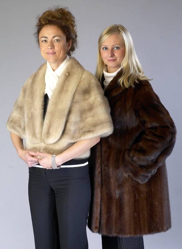 Konvolut Nerzmantel und -jacke, Gr. ca. 40/42, dunkelbrauner Nerzkurzmantel, lÄngsverarbeitete Felle, Innenfutter aus graumelierter Seide (1 Naht ...