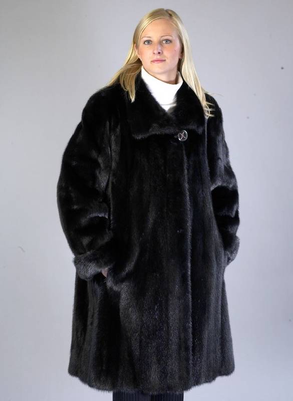 Schwarze Nerz-Longjacke, Gr. ca. 42, schwarzes Innenfutter, 2 seitl. Einschubtaschen, Kragen, Zierknopf, große Manschetten, RÜckenl. ca. 96 cm, ...