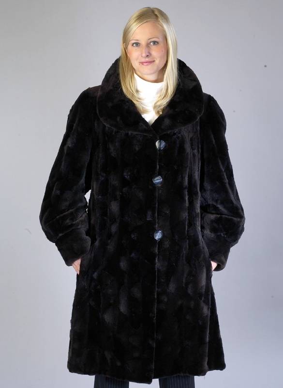 Samtnerz-Longjacke, Gr. ca. 40, schwarzes Innenfutter, dunkelbraune Felle, ZierknÖpfe, Manschetten, Kragen, RÜckenl. ca. 98 cm, ausgestellte ...