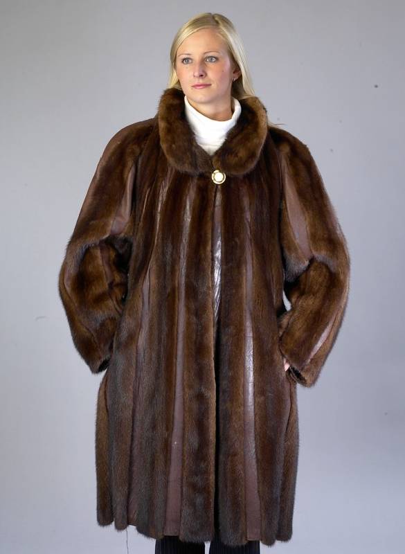 Nerz-Longjacke mit LedereinsÄtzen, Gr. ca. 42/44, dunkelbraune Felle mit EinsÄtzen aus dunkelbraunem Leder, Zierknopf, 2 seitl. Einschubtaschen, ...