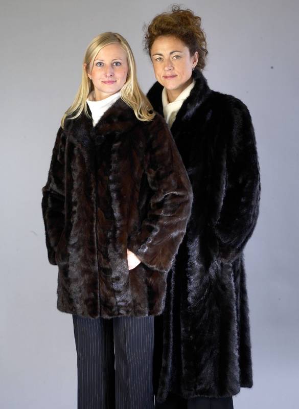 Konvolut Nerzmantel und Longjacke, Gr. ca. 40, dunkelbrauner Nerzmantel, 2 seitl. Ein- schubtaschen, Ärmel mit Manschetten, Innen- futter ...