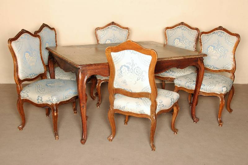 Ausziehtisch und 6 StÜhle, Frankreich, um 1900 , Tisch Eiche massiv, StÜhle Nußbaum massiv, Barockstil, allseitig geschweift, Beine gerieft bzw. ...