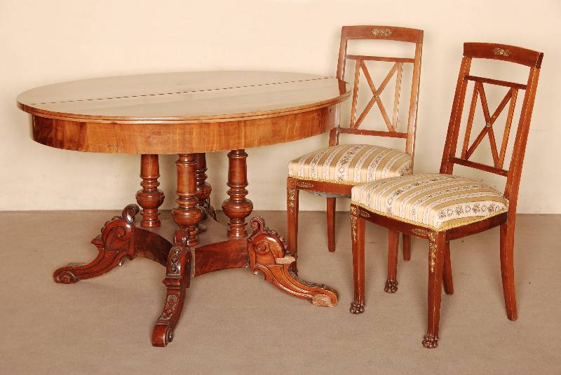 Ausziehtisch, deutsch, um 1870, Unterteil Nußbaum massiv, 4 AuslegerfÜße, MittelsÄule 4 -fach untergliedert, reiche Drechselarbeit, Ziehknopf, ...