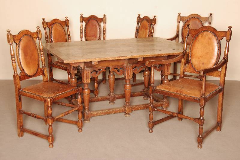 Tisch, Spanien/Portugal, um 1900/10, Eiche massiv, reiche Drechselarbeit, Barockstilbeine , Zargen und EckfÜllungen in Rocaillenform, Zarge mit ...
