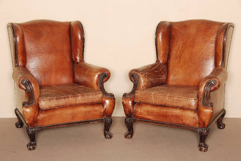 2 Ohrenbackensessel, England um 1925/35, Gestell Buche massiv, Schauteile Nußbaum massiv, Zarge und FÜße geschweift, Claw-and -Ball-FÜße, ...