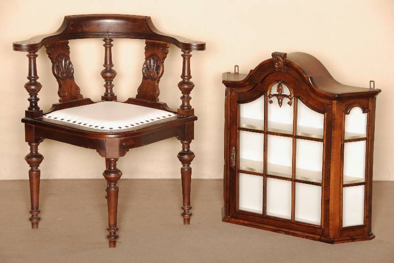 Eck- bzw. Schreibtischstuhl, deutsch, um 1900/05, Nußbaum massiv, reiche Drechselarbeit, Über RÜcken, Eck und Armlehnen reiche Drechselarbeit, ...