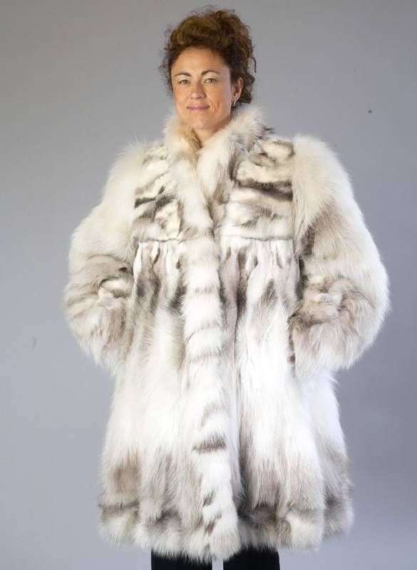 Fuchs-Longjacke, Gr. ca. 38/40, graues Innenfutter, weiß-braune Felle, teilw. geschoren, 2 seitl. Einschubtaschen, 1 Innentasche, RÜckenl. ca. ...