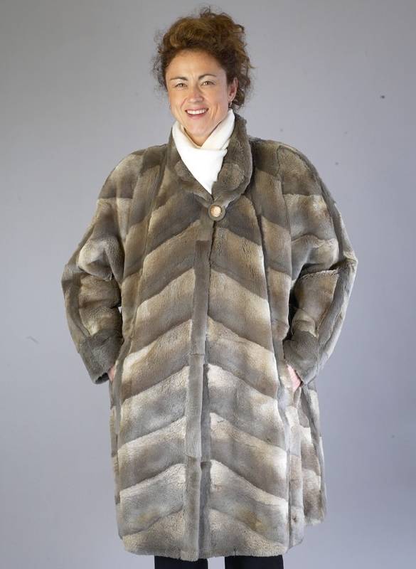Geschorener Nerzkurzmantel/-longjacke, Gr. ca. 42/44, beige-graue Felle, 2 seitl. Einschubtaschen, Ärmel mit Manschetten, Innenfutter grau ...