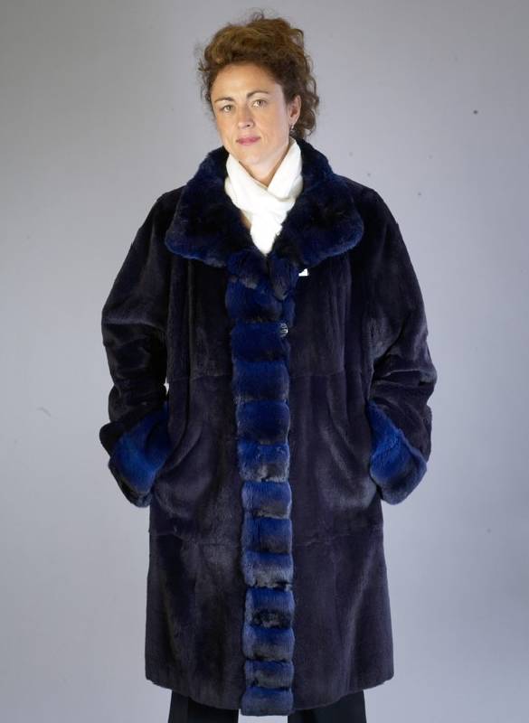 Wendemantel, Gr. ca. 42/44, geschorene Nerz felle dunkel blau eingefÄrbt, blaues Innen- futter, RÜckenlÄnge 100 cm, Gew. ca. 1570 g 6 ...