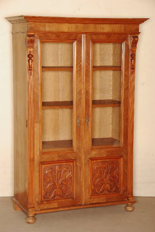 WÄsche- bzw. Vielzweckschrank, deutsch, um 1895/1900, z.T. Eiche massiv, Wurzelnuß- bzw . Mahagonifurnier, auf Mahagoni gebeizt, hervorragende ...