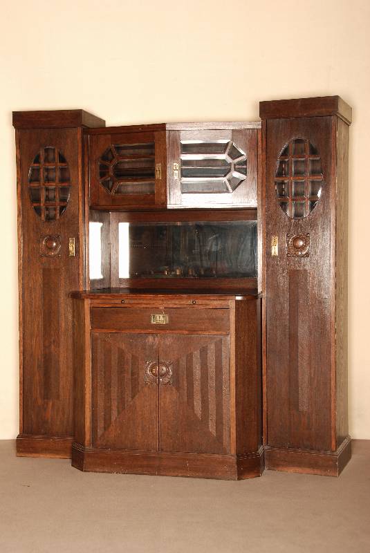 Vielzweckschrank, deutsch/wohl Baden, um 1902/04, seitlich 2 Pylonen, Mittelteil leicht vorgekrakt, Oberteil verglast und verspiegelt, facettierte ...