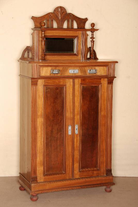 Vertiko, sÜddeutsch, um 1900, historizistisch bzw. eklektizistisch mit leichtem Jugendstileinschlag, Front auf Rahmen gearbeitet, Korpus ...