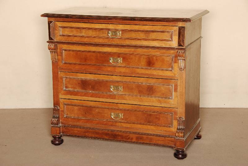 4-schÜbige Kommode, deutsch, um 1885/90, Korpus Weichholz, komplett auf Rahmen gearbeitet, Wurzelnußfurnier gespiegelt bzw. doppelt gespiegelt ...
