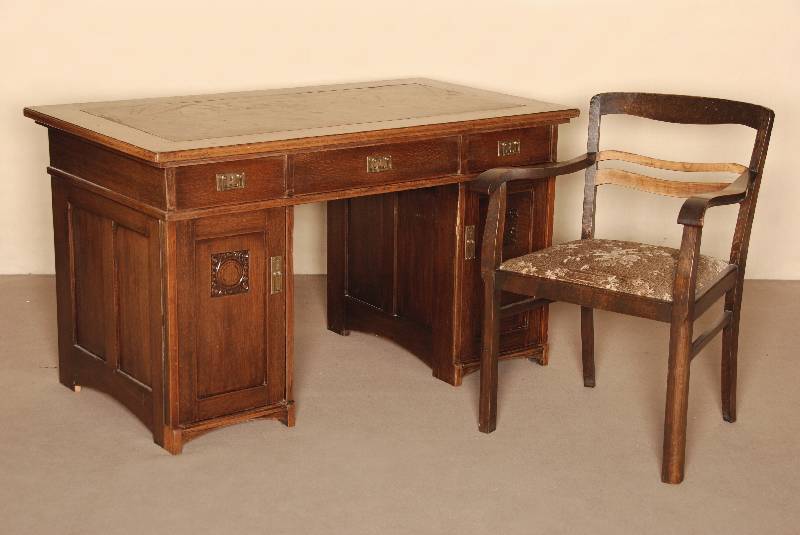 Schreibtisch, deutsch, um 1910/12, komplett auf Rahmen gearbeitet, Korpus Eiche, Buche und Weichholz massiv, Frontinlets mit sparsamer ...